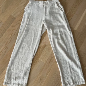 Linnebyxor Grunt - Tjena! Säljer nu ett par snygga och riktigt sköna linnebyxor från Grunt. Lös passform. Nypris 599kr mitt pris 299kr. Bara att höra av sig vid funderingar🔥🔥