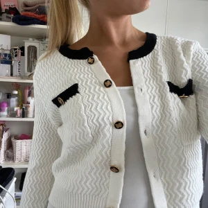 Stickad kofta - Stickad kofta från zara, köpte på sellpy i nyskick och har inte använt den, så den är som ny!💕