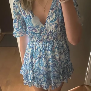 Blå zaraklänning  - En jättefin blå mönstrad klänning ifrån zara. Strl S, sitter bra på. Säljer då jag inte får användning för den längre.