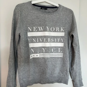 Grå tröja - Collegetröja 
