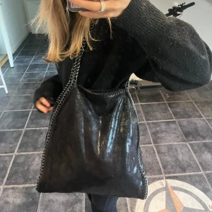 Stella McCartney väska - Säljer denna Stella McCartney liknade väska! Den är stor och rymlig!🩷🩷