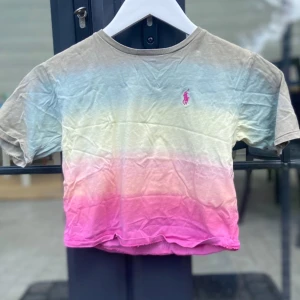Ralph Lauren tröja - Polo Ralph Lauren – Ombréfärgad t-shirt med logga i storlek 130 