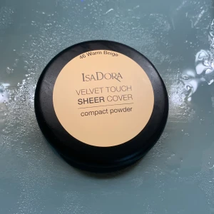 Puder - Puder ifrån isadora. den var lite blöt på bilden. nästan helt oanvänd  