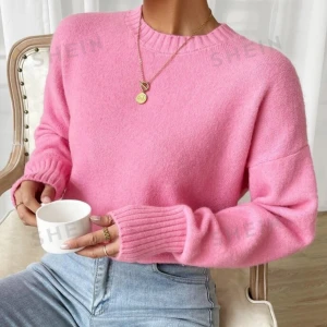 Stickad tröja  - (Lånad bild)  - Väldigt fint skick (använd fåtal gånger)  - stl S, men ganska stor i storleken! 🙌🏼 - bra kvalitet, varm och gosig 🧸 - ordinarie pris, 239kr💕