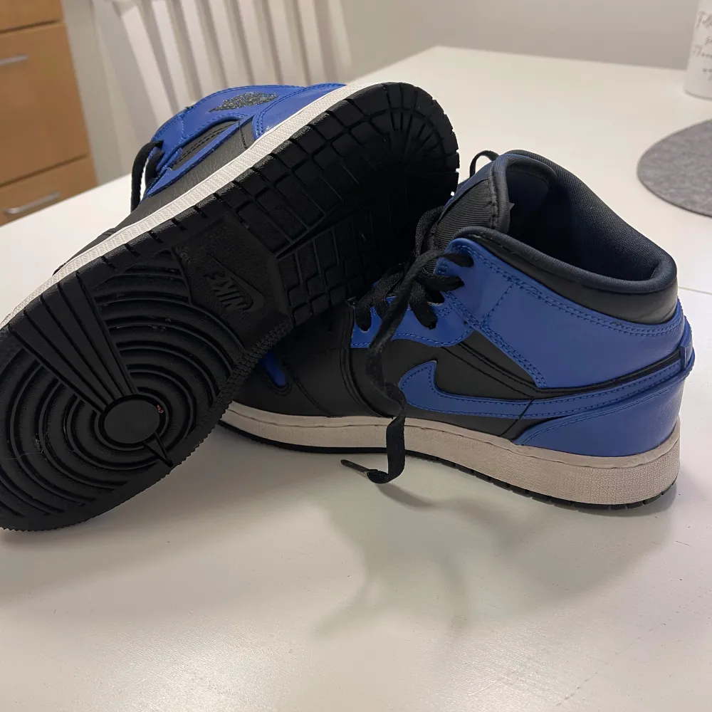 Sparsamt använda Jordan 1 mid i färgen Royal Blue. Fint skick i storlek 37.5 ,passar både kille och tjej. Nypris 1500kr men säljer för 400+frakt, kan också hämtas i Löddeköpinge.🦋. Skor.