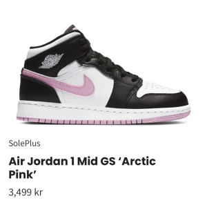 Air Jordan 1 Mid GS Arctic Pink - säljer mina superfina & populära Jordan skor. De är använda och har några defekter, därav priset. Priset går att diskuteras. skicka privat om frågor eller fler bilder. Köp nu funkar! bilderna är från hemsidan🌸