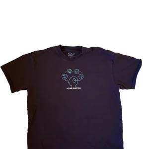 Polar skate co Tee - 🚨Lila polar skate co Tee🚨10/10 condition använd typ 3 gånger🚨 dma för mer info🚨M/L