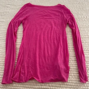 Rosa intimissimi tröja! - Säljer denna fina tröja, har en jättelitet flärp som knappt syns se bild 4!💕Kan gå ner lite i pris vid snabb affär