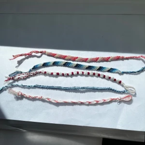 Armband - Armbanden har jag gjort själv vilket har tagit flera timmar vilket gör att det kostar mer !!  1: 100kr 2: 100kr 3: 65kr 4: 20kr 5: 15 Du kan och köpa i två pack vilket kommer göra det billigare!!  Skriv med mig om du vill diskutera priset!!!