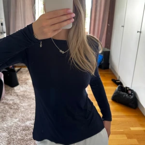 intimissimi tröja - Skitsnygg marinblå långärmad tröja från intimissimi i storlek S!