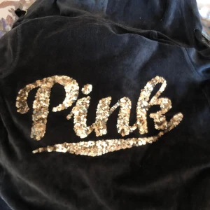 Victoria secret flis - Söt liten pink flis från Victoria secret! Använt några gånger men inga defekter eller slitningar, alla paljetter sitter kvar💞💞