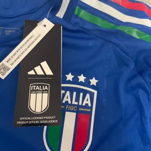 ”ÄKTA” ITALY LANDSLAGS TRÖJA - Helt Ny Italy Landslagströja.  STORLEK är 3xl fast i BARN! Så passar XL i herr storlek.    Sälj pga av att den skulle ges som present men blev inte av