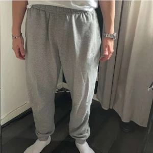 Nike - mjukisbyxor - Hej! Säljer dessa super sköna och snygga mjukisbyxor från Nike ( säljer åt min kille ) dem är i fint skick och har tyvärr slutat kommit till användning. Kom privat för mer frågor eller bilder, priset går alltid att diskutera 🫶🏻