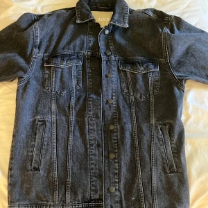 Svart oversized jeansjacka  - En svart jeansjacka som är väldigt oversized. Har använts en gång.  Ordinarie pris 799kr 