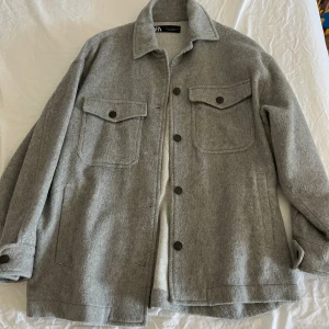 Grå skjortkappa - Grå skjortkappa från zara som är så snygg nu till hösten, och funkar även till tidig vinter. Jättefin ljusgrå färg. Aldrig använd och i nyskick. Är lite som en overshirt. Pris kan diskuteras❤️