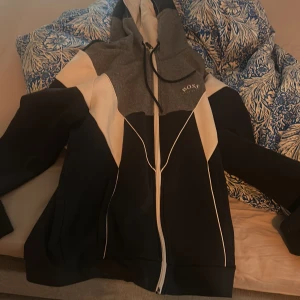 Hugo boss tröja - Säljer nu denna unika Hugo boss tröja som inte många har då jag är trött på den, extremt bra skick 