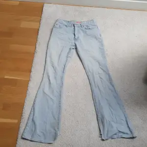 Lite sönder där nere annars bra Låg midjade ljus blåa jeans