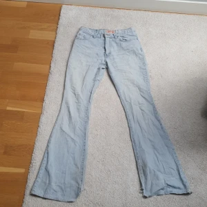 Low waist - Lite sönder där nere annars bra Låg midjade ljus blåa jeans