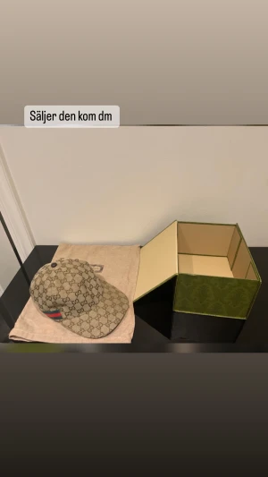 Gucci keps - Sho säljer min Gucci keps använd i tre månader och är köpt för 1299 och nu ska säljas för 700 kan tänka mig gå ner i pris bara ett hundra vid snabb affär 