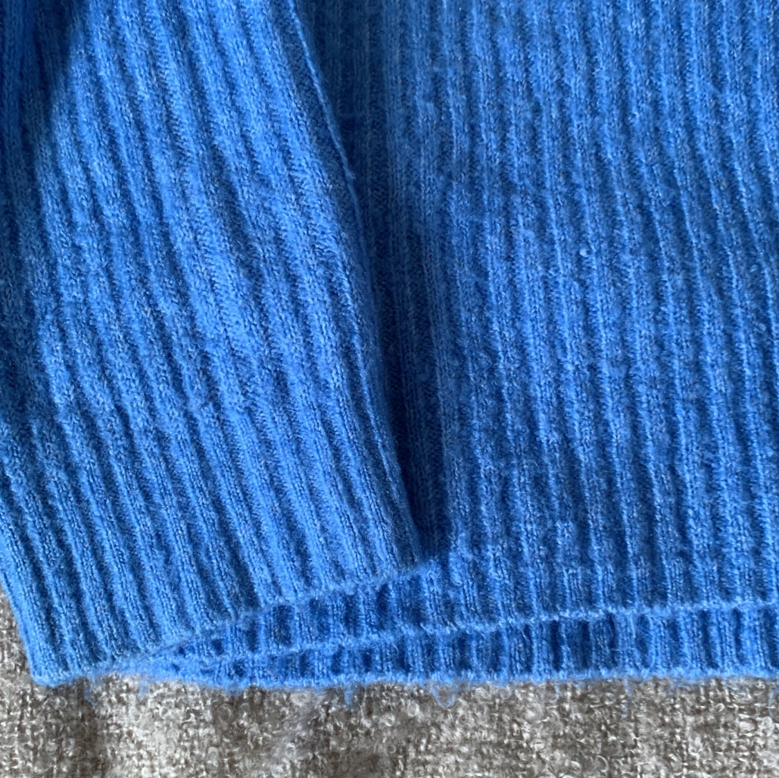 Blå stickad tröja - 91
