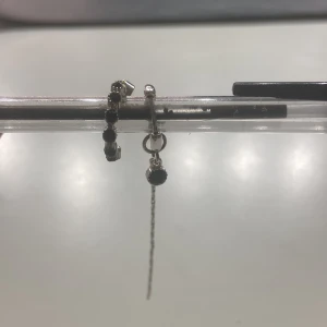 Silver örhängen  - Jättefin silver örhängen. Skulle haft på mig men jag har på mig guld smycken. Köpta på ur & pen. Pris kan som vanligt diskuteras. Buda bara så svarar jag så snabbt som möjligt.💖