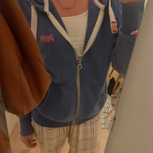 Zip hoodie  - Blå zip hoodie från Superdry i storlek M. Passar även S men som oversized. Säljer p.g.a för stor o används därav inte. Superskön o mysig. Använd väldigt få gånger. Bra skick. KOLLA MIN PROFIL!!!💕☀️