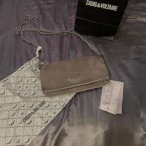 Zadig & Voltaire väska - Säljer min fina Zadig väska, allt ingår, lite missfärgat därav lägre pris. Pris kan diskuteras💕💕
