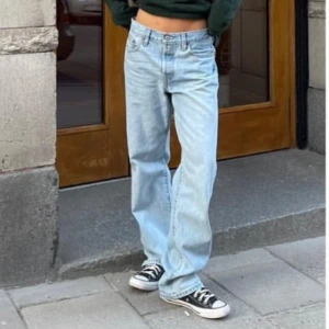 Jeans 501 - Raka jeans från Levi’s. 501 modell 90’s jeans med låg midja. Helt nya, enbart provade. Storlek W30/L32. Nypris 1249kr (första bilden är lånad, samma modell men inte samma färg) 
