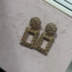 Guld örhängen - Guld örhängen, säljer då jag rensar