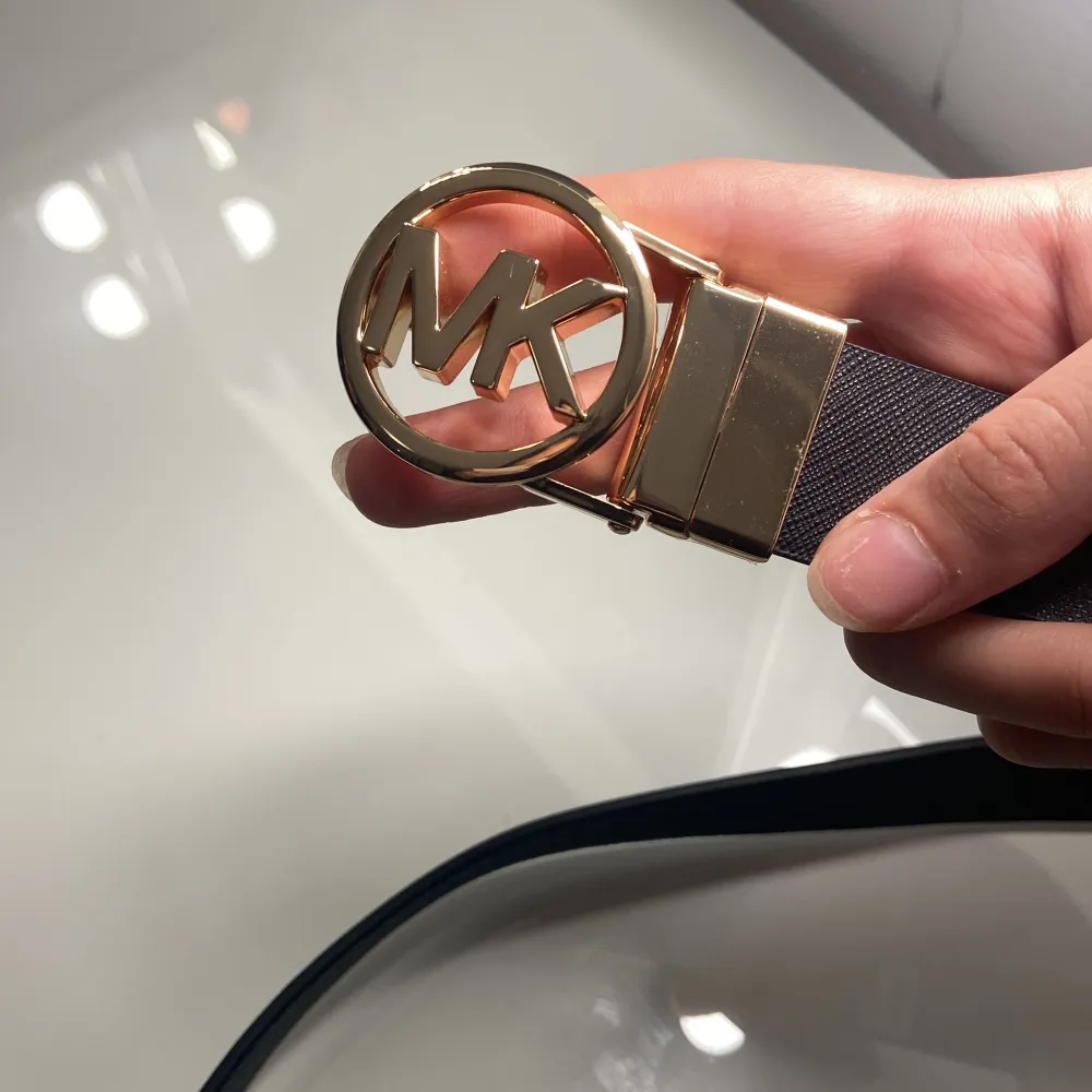 Helt ny oanvänd, Storlek S, två sidig, original pris 1060kr. Jag betalar själv frakten om den är runt 50 kronor!. Asusteet.