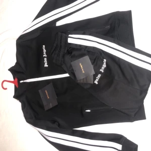 Palm angels sett - Setets är 9/10 jätte fint skick ! Storlek ”S” men passar bättre på ”M” dem är stora i storleken 😊👍 möts upp i Helsingborg 