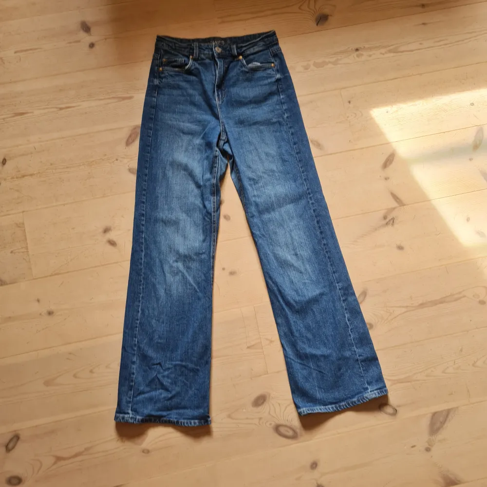 Wide jeeans mörkblå, från kapphal strl 38. Köparen står för frakten. . Jeans & Byxor.