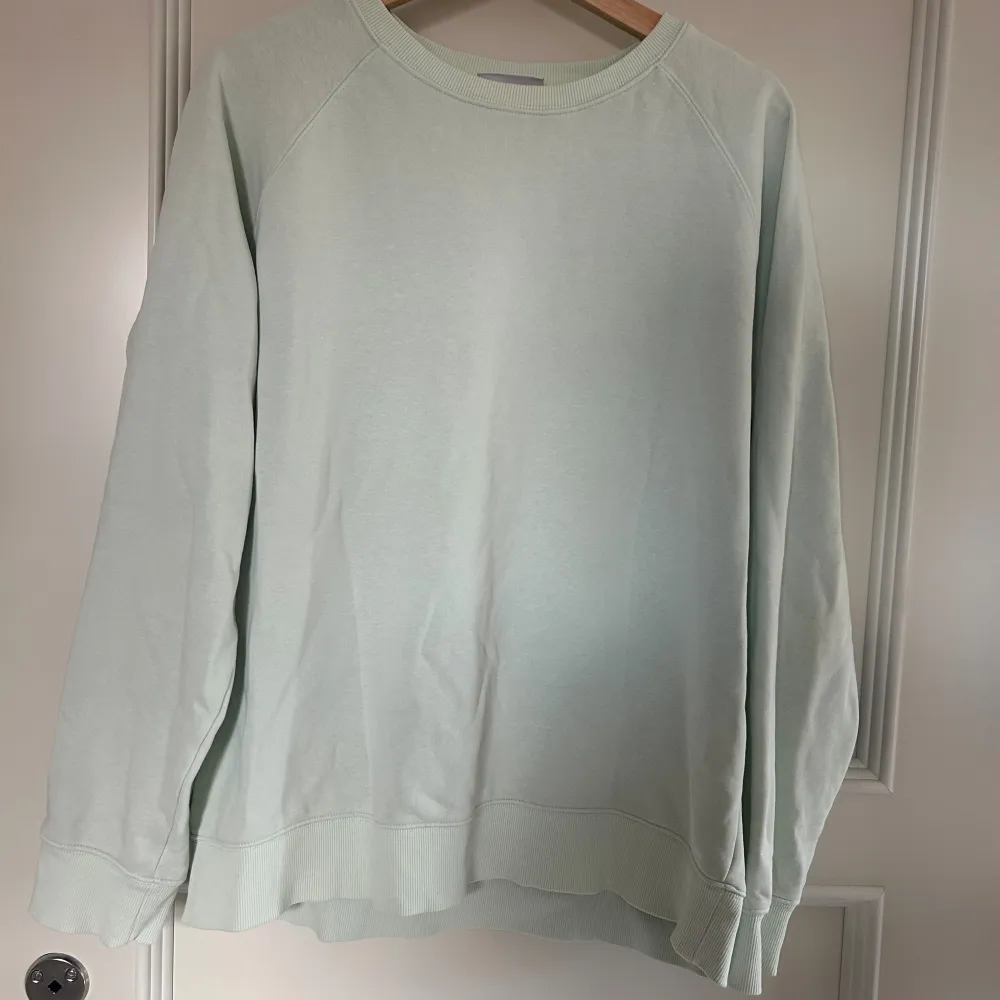 Mintgrön sweatshirt från weekday. I bra skick fortfarande men kommer ej till användning för mig.. Tröjor & Koftor.