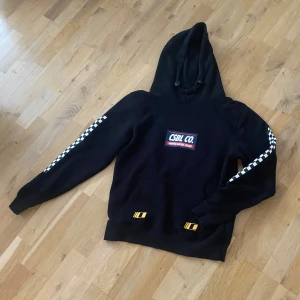 Hoodie strl M - Svart med snygg rygg  Se bild  Från CSBL  Strl M 