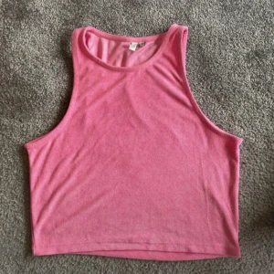 Rosa linnetopp - En enkel och bekväm rosa linnetopp. Toppen är ärmlös och har en rund halsringning. endast tvättad 