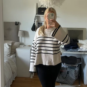 Stickad tröja  - Säljer denna då jag inte använder den mer. Inga defekter! Vid intresse, skriv så löser jag fler bilder! 