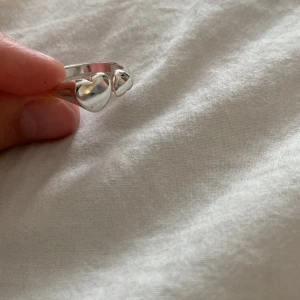 Ringar  - Alla fem ringar är i bra skick, rostfria, guld och silver, kan säljas för dig då blir det för var och en ring kostar 20kr st 