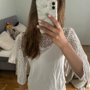 Vit blus! - Söt vit blus från hollister i gott skick! Säljer då den tyvärr inte kommer till användning