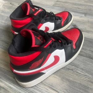 Jordan AIR 1 MID - ÄKTA Jordan air 1 mid i bra skick. Pris kan diskuteras💓