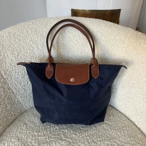 Longchamp väska - Säljer denna superfina marinblå longchampväskan (äkta!). Jättebra skick!💙