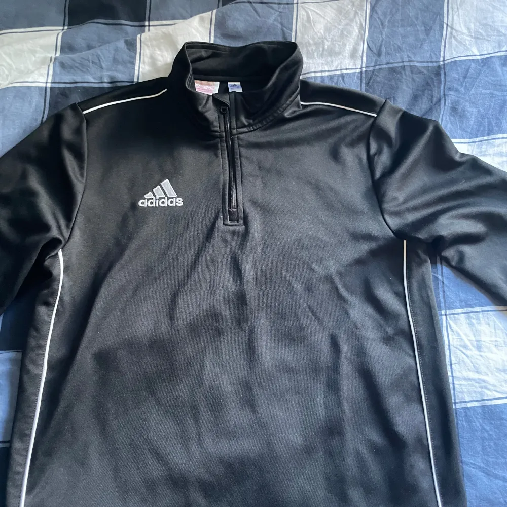 Säljer en helt ny adidas tröja i jätte fint skick. . Sportswear.