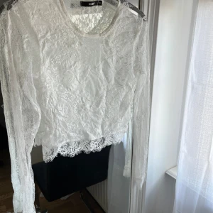 Spets-topp - Aldrig använd! Erbjuder paketpris 