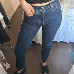 Levi’s 501 Cropped Salsa  - Använda 3 gånger, i super fint skick.  Detta är storlek 26, jag har 24 nu så dessa är för stora för mig. Normala i storleken. 