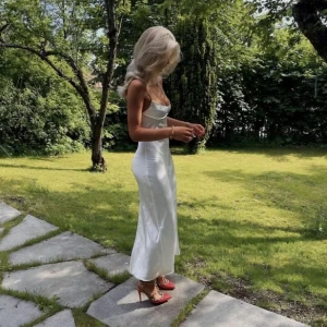 Vit satinklänning från Zara - Jättefin vit satinklänning från zara i storlek XS. 🩷 fint skick utan anmärkningar, första tre bilderna är lånade 🥰