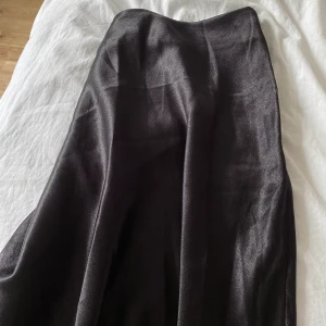 Svart satinkjol - Köpt från Sellpy men den var tyvärr för liten för mig:( Superfin och blank! Storlek M/38 (men rätt liten i storleken). Diskret dragkedja i sidan.