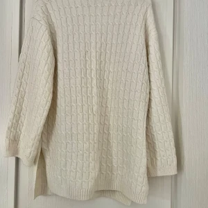 Stickad tröja - En mysig stickad tröja från bikbok🤍bara använd några gånger, alltså i bra skick fortfarande🫶🏻🤍 Storlek S🤍