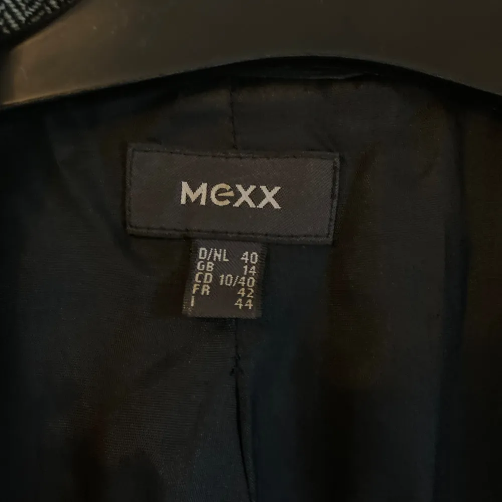 Grå fiskbensmönstrad ullkavaj (insidan i polyester) från Mexx. I gott skick, knappt använd. Den angivna storleken är 40 men passar 36-38. Jackor.