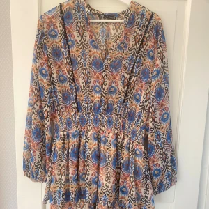 Klänning - Knappt använd så i nyskick. Två snören där framme (bild 3). Passar även stolek M