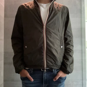 Moncler windbreaker - Tja! Säljer en fet moncler jacka i storlek S men sitter något mindre. Legit checkad av en stor reseller som jag kan skicka bevis på. Hör av er vid frågor.