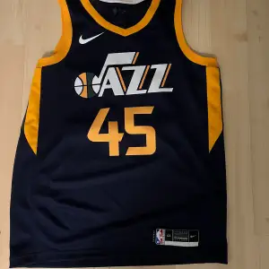 Helt nytt basketlinne. Storlek M. Utah Jazz  med Donovan Mitchell nr 45 på ryggen 